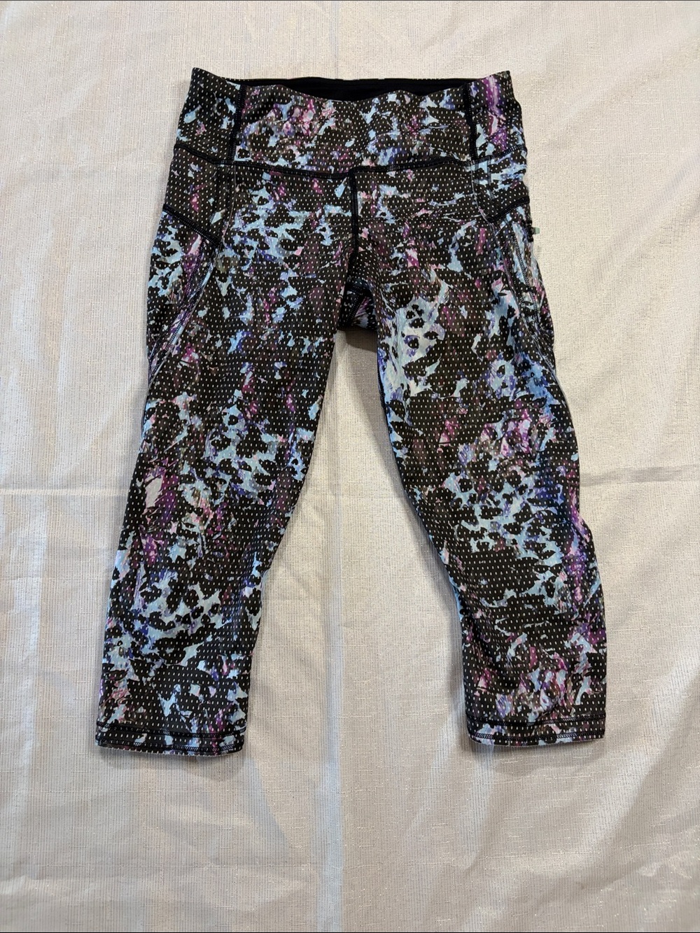 Lululemon Run Top Speed Crop size4, 16in inseam Floral Sport Tranquil Blue Multi